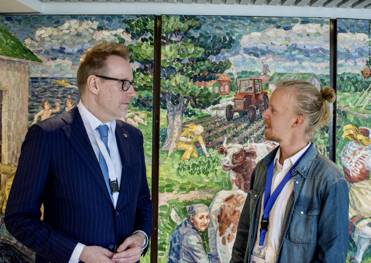 Ung man möter politiker på konferens